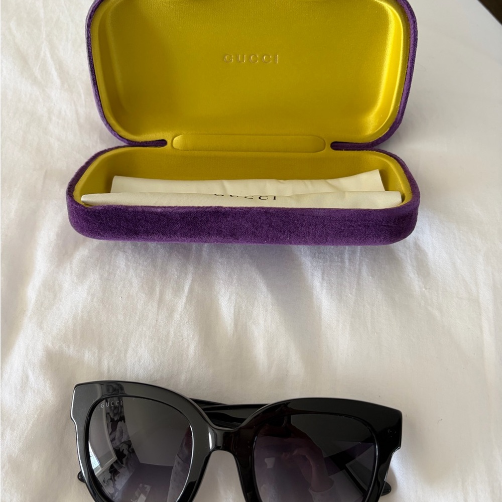 Gucci Stylish Black Sunglasses - Picture 6 of 6